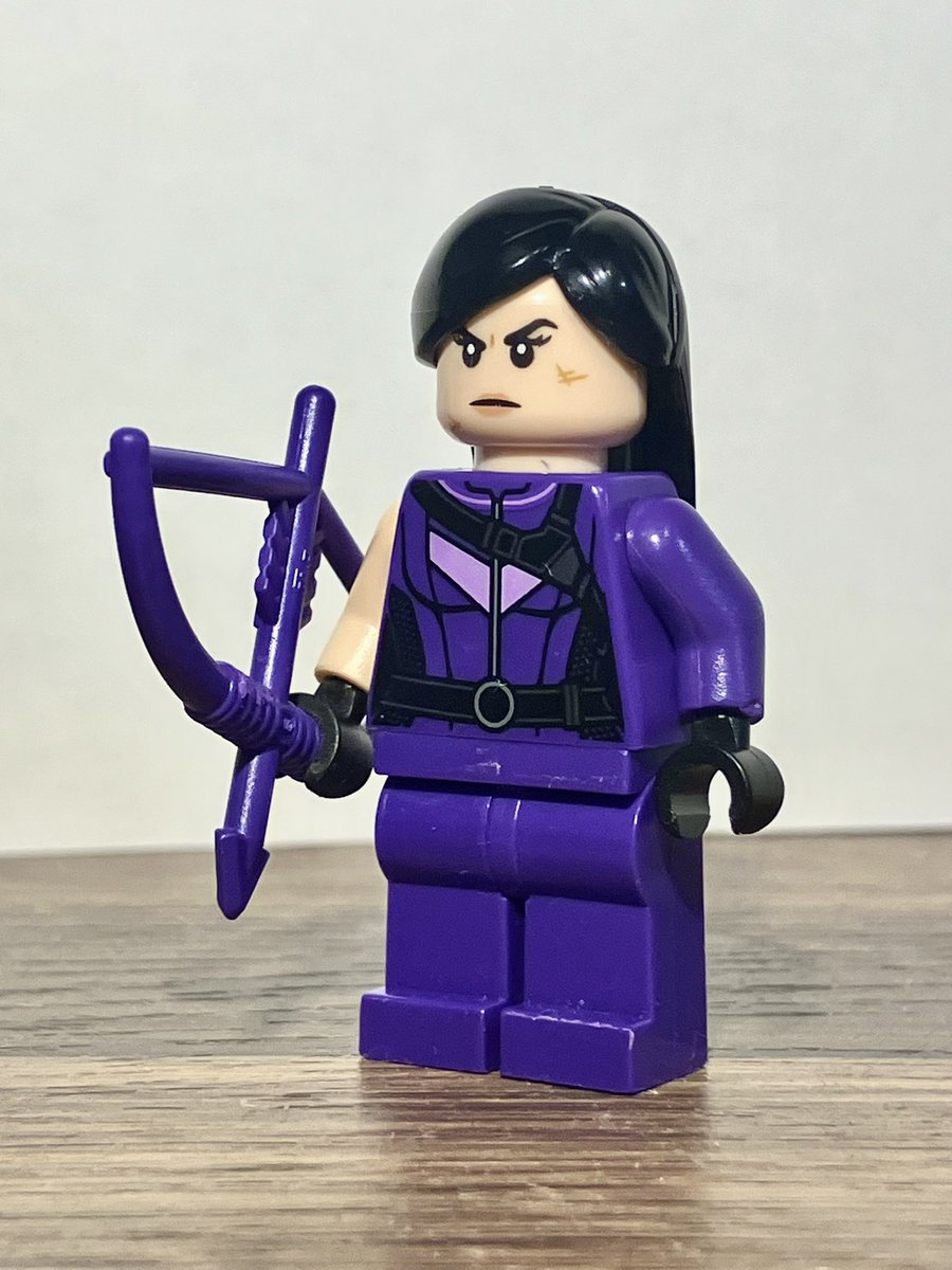 原作寄りのケイトビショップ。LEGOさん、サングラスかけた女の子の頭パーツがあれば完璧なんですが…。