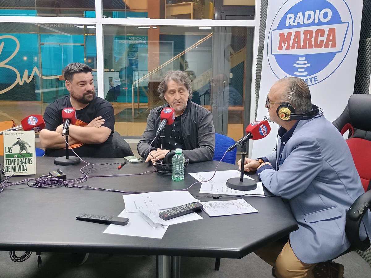 RadioMarcaAB's tweet photo. 💥Nuevo episodio de #MarcaCastelo! Toda la 🏆 actualidad del finde, con Álex Sánchez ⚽, Rafael Ortega 🏀, Raúl Ruíz Benito 📚 y el humor de Jesús Arenas 😂. ¡No te lo pierdas en iVoox! 🔊 #Deporte #Albacete #Podcast https://t.co/0pwKKTK8ax