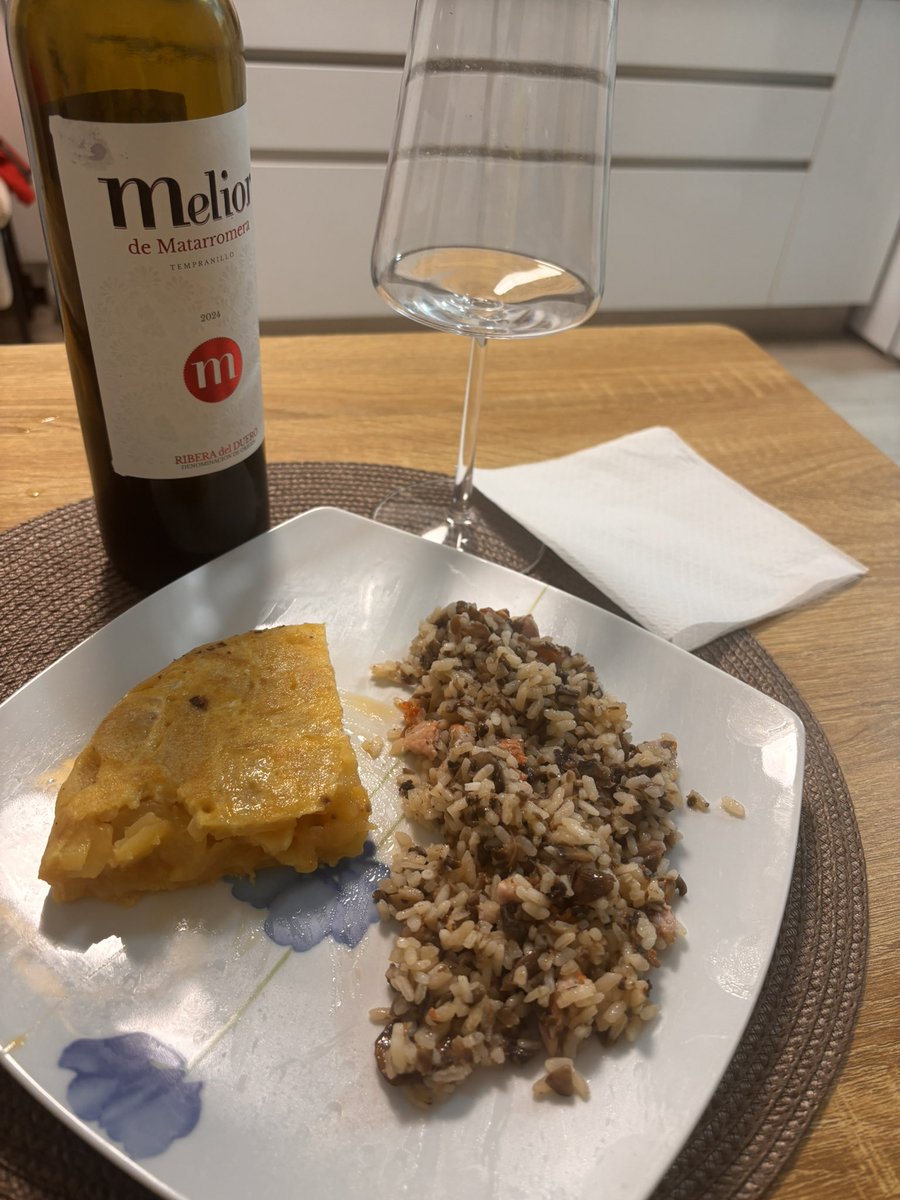 FERABELJO's tweet photo. A comer.
Vamos a celebrar el día mundial de la #tortilladepatatas cómo se merece
El acompañamiento es arroz con champiñón y lomo picado.

#cocinando #ricorico #hechoencasa #comesano #comebien #cocinar #modochef #acomer #saborrr #afuegolento https://t.co/VsAhKsEaz5