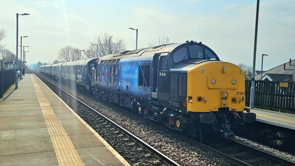 Harrod15S's tweet image. 37800 &amp;amp; LNWR 730231 through Thurnscoe this lunchtime working 5Q16 Bletchley to Gascoigne Wood #class37 #class730 #trains #Thurnscoe