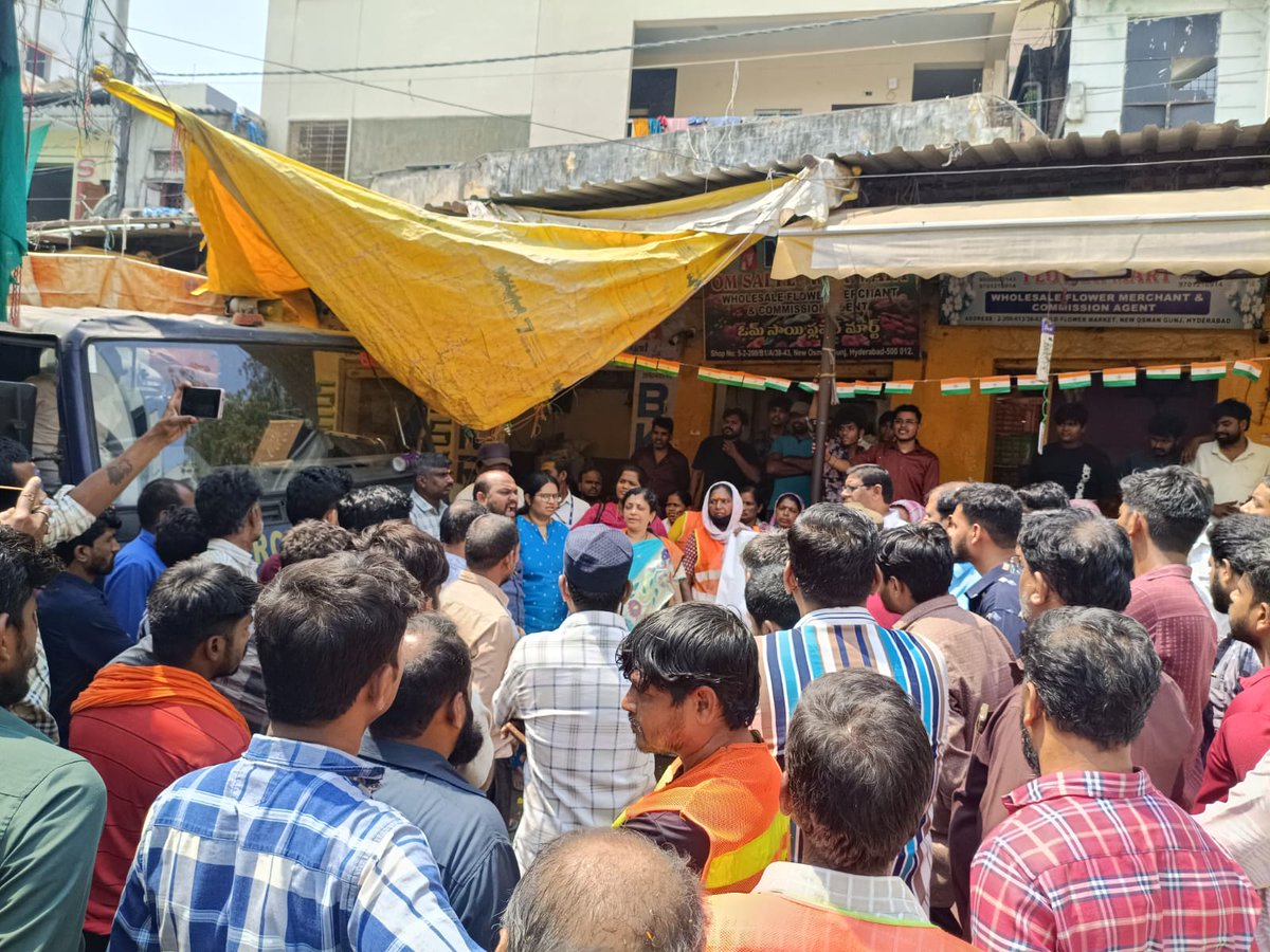 DEE_SWM_C30's tweet photo. Sir/madam conducted meeting with the vendors and market association members of Flower market and created awareness about sanitation and attachment to SAT auto as part of 99day PP programme. @GHMCOnline @DcGoshamahal https://t.co/3HdXoXUkam