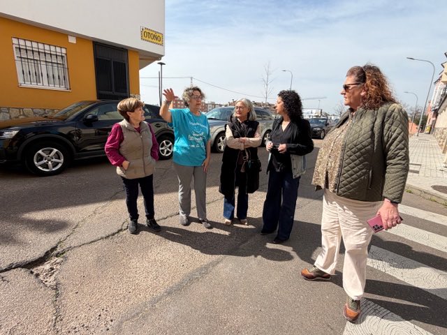 psoebadajoz's tweet photo. #DesdeLasCalles de Badajoz se ve todo mejor.

La semana pasada fue intensa, recorrimos Cerro de San Miguel, Suerte de Saavedra, Cerro de Reyes, Antonio Domínguez, Perpetuo Socorro y María Auxiliadora. Nuestra portavoz, Silvia González @silgoncha, acompañada por compañeros y compañeras de la Agrupación  del PSOEy del grupo municipal, le dio bien a la suela del zapato para escuchar y hablar con la gente.

En Cerro de San Miguel conocimos a Mariano, un luchador nato que necesita una silla de ruedas para desplazarse y nos mostró, paso a paso, la odisea cotidiana que tiene que afrontar. En Suerte de Saavedra nos encontramos con el problema serio de un grupo de viviendas que llevan meses sin ascensor, una situación que está complicando la vida a muchas personas.

Fue una alegría grande encontrarnos con Manuel Bellerino en su querido barrio de Antonio Domínguez. Y una experiencia especialmente enriquecedora e inolvidable que Marita Guzmán nos abriera las puertas de María Auxiliadora con tanta inteligencia, memoria y conocimiento del barrio.

Seguimos caminando. Esta semana, más. Gracias a todas las personas que nos dedican un rato y comparten con nosotros su día a día.
Es una selección de fotos porque no pueden salir tod@s, pero se lo agradecemos de /❤️

#VamosConBadajoz