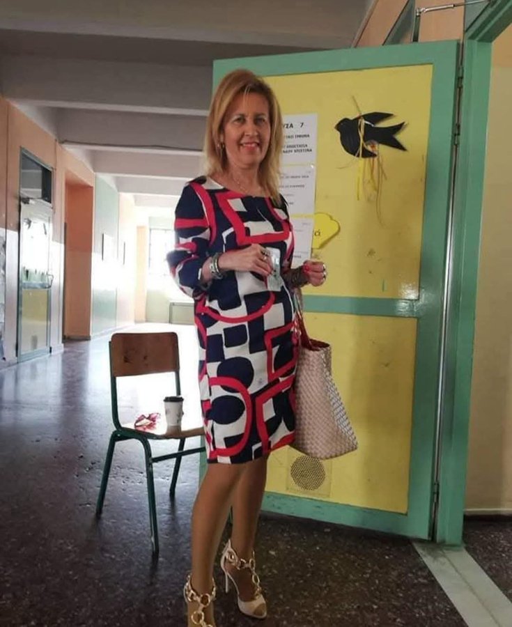 Eleonora_ka_'s tweet photo. Δεν μου φεύγει από το μυαλό το τόσο άδικο τέλος μιας τόσο λαμπρής επιστήμονος κ αγαπητής γυναίκας...
Ένα μάθημα ζωής για όλους μας, με πολλές αναγνώσεις και αναγωγές.
Ένα «προαναγγελθέν έγκλημα» με φυσικούς κ ηθικούς αυτουργούς.
Αναρωτιέμαι μόνο αν αυτοί οι αυτουργοί,
αυτά τα καλά..."παιδάκια " 
(«Έλα μωρέ, παιδάκια είναι»),
οι γονείς τους, 
αλλά και οι συνάδελφοι της με την αδιαφορία τους και οι αρμόδιες Διευθύντριες με την απαξίωση τους,
αναρωτιέμαι, λοιπόν, αν θα κοιμούνται ήσυχοι το βράδυ,
αν θα νιώθουν τύψεις που προκάλεσαν ή, τουλάχιστον, συνέβαλαν στον θάνατο αυτής της αξίας επιστήμονος που ήθελε να προσφέρει με τα πλούσια προσόντα της, τα οποία κατέκτησε με κόπο κ χρόνια από την ζωή της.
Τί βάρος, ασήκωτο, πρέπει να είναι αυτό!

Γιατί, ειλικρινά, δεν βρίσκω πιο βαριά τιμωρία από αυτή:
μια λερωμένη, μια βεβαρυμένη κ ένοχη συνείδηση που θα σε κατατρέχει για όλη την υπόλοιπη άχαρη ζωή σου...