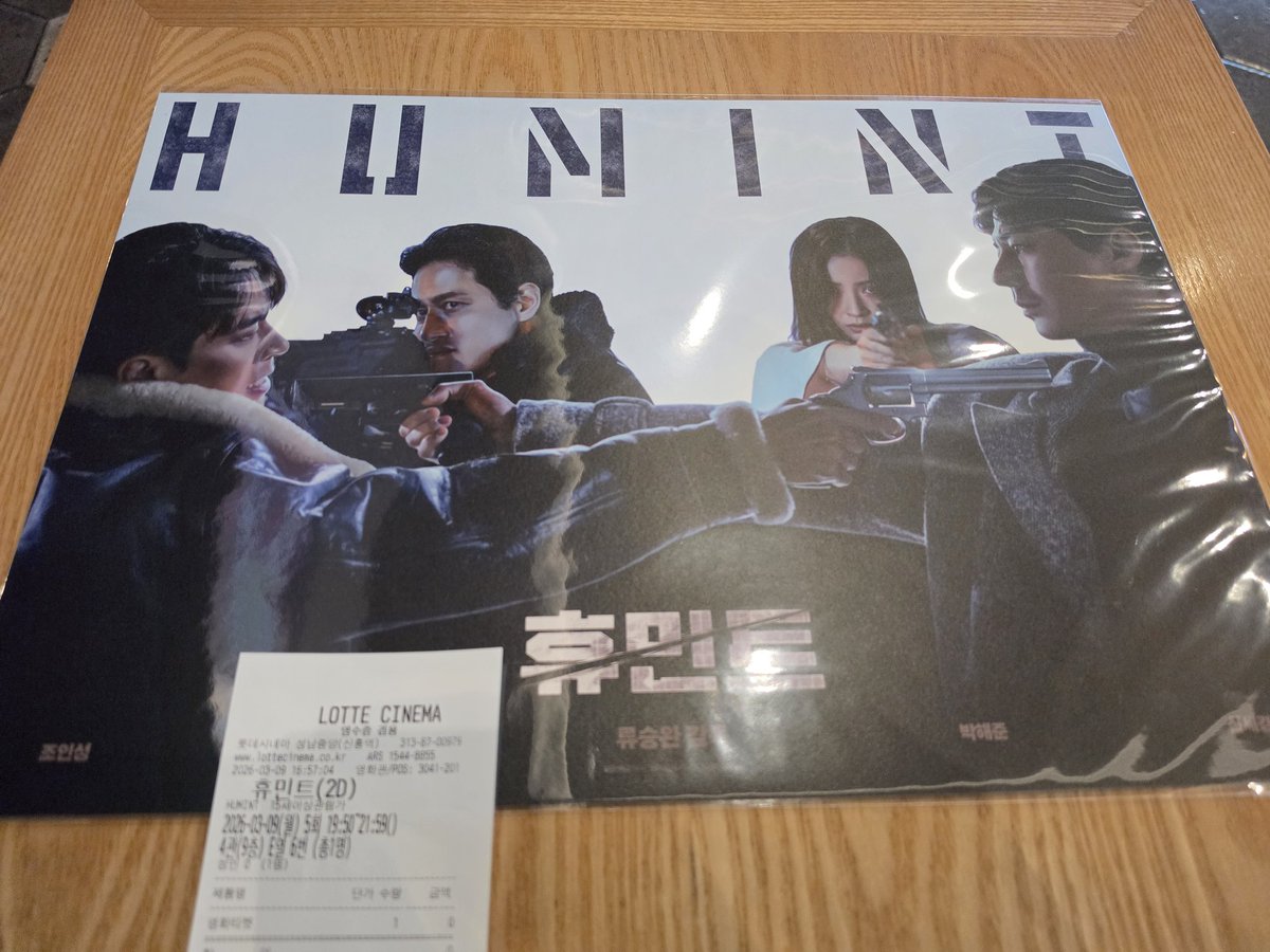 eunae_ropda's tweet photo. 휴민트 10회차...
포스터 모서리 왜 구겨져 있니...
이제 ott 올라오거나 블레 나오면 보는 걸로... https://t.co/TsHobFWrQc