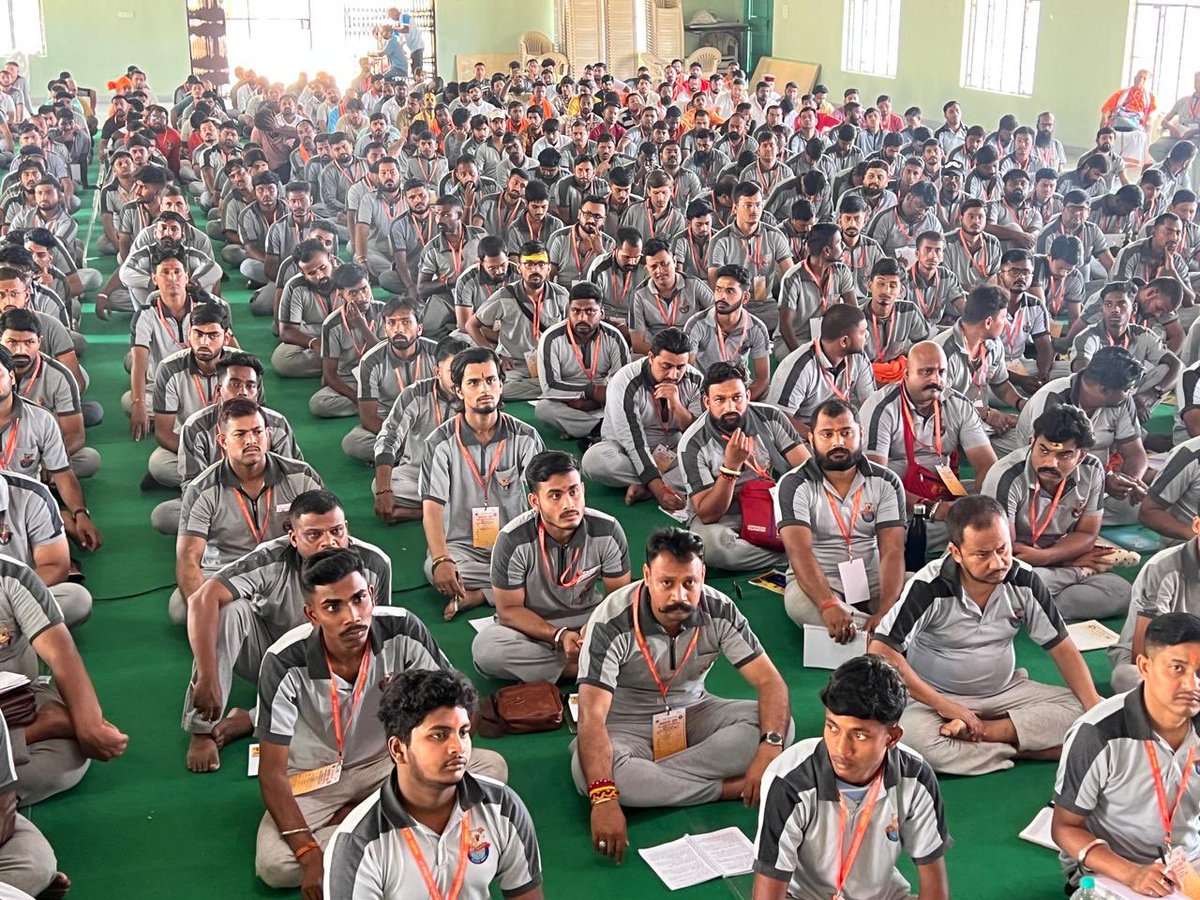MParandeVHP's tweet photo. बजरंग दल का अखिल भारतीय शिक्षक  प्रशिक्षण वर्ग भाग्यनगर, तेलंगाना के निकट चल रहा है. युवकों में व्यक्तित्व विकास हो, सामाजिक कुरीतियों का निर्मूलन हो, युवाओं में अनुशासन, श्रम कि प्रतिष्ठा, देशभक्ति, विकसित हो इसलिये देशभर में शौर्य प्रशिक्षण वर्ग आयोजित होते है. https://t.co/SldjeDCE3L