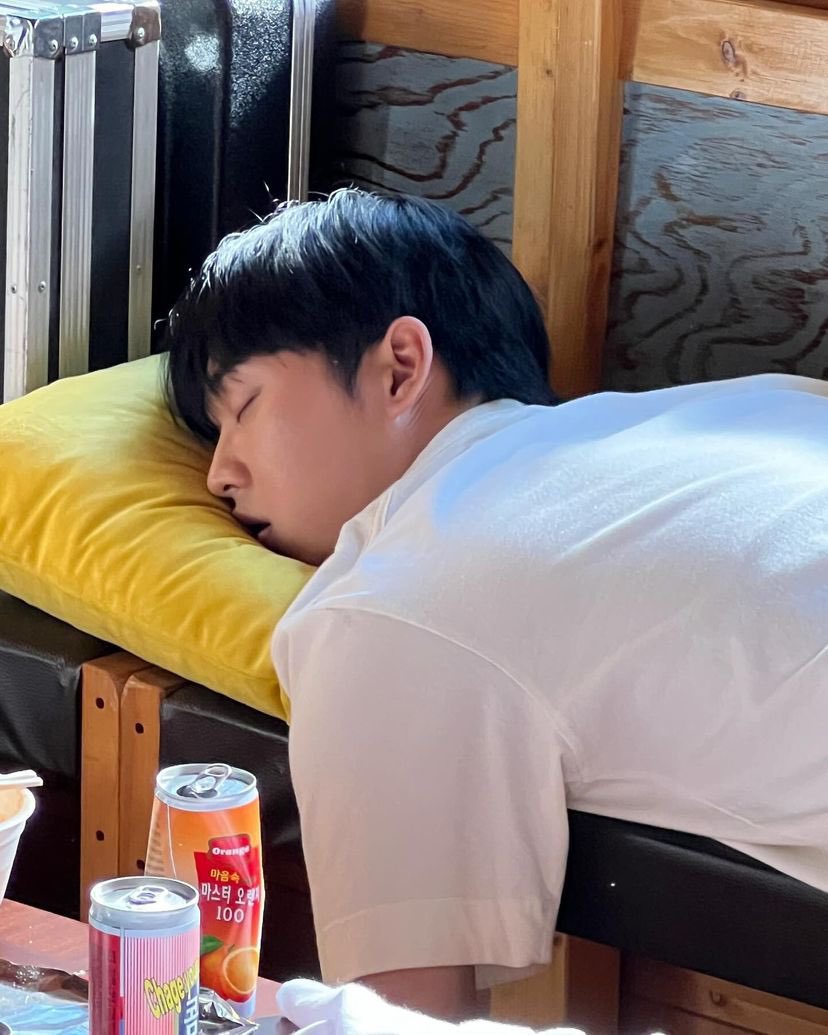 이 뽀동 뽀동 말랑 모찌 감자 뭐임
연상이랑 같이 있다가 잠든 연하로 먹자
진짜 존나 귀여움