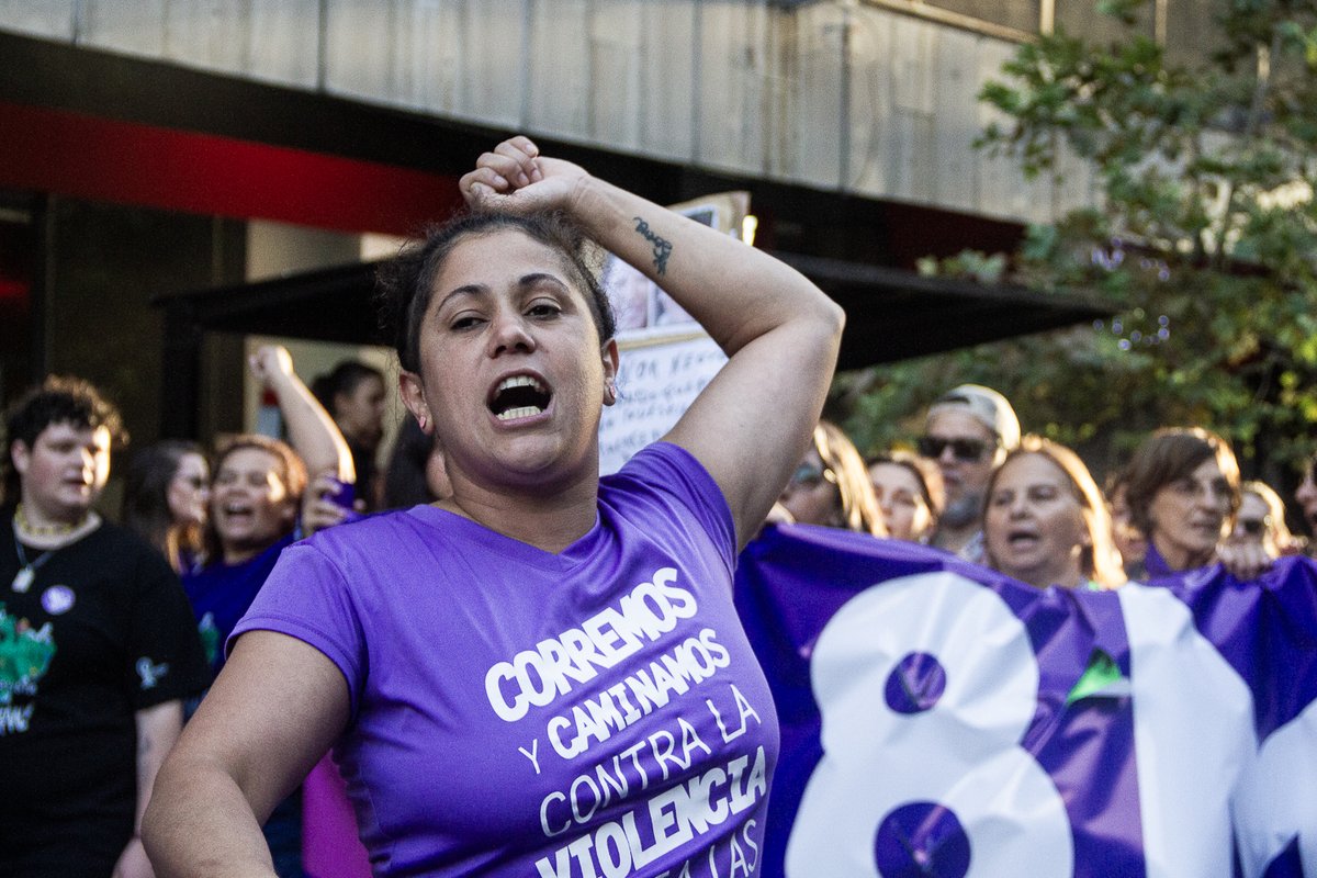 Udelaruy's tweet photo. 🟣#8M | Marcha por el Día Internacional de la Mujer en Montevideo

⚖️ Este año, la Comisión Abierta de Equidad de Género de #Udelar impulsa la campaña «Desafiemos las desigualdades en la vida universitaria».

ℹ️ Accedé a todos los detalles en: https://t.co/1odXDNrBK2