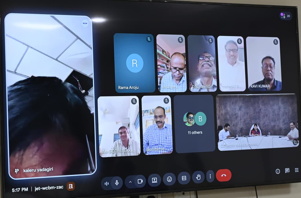 ఇందిరమ్మ ఇండ్ల నిర్మాణ పథకం, పదవ తరగతి పరీక్షల నిర్వహణపై హౌసింగ్, మున్సిపల్ కమిషనర్లు, ఎంపీడీవోలు, విద్యా శాఖ అధికారులతో ఈరోజు జిల్లా కలెక్టర్ అండ్ మెజిస్ట్రేట్ స్నేహ శబరీష్ గారు వీడియో కాన్ఫరెన్స్ నిర్వహించారు.
<a href="/TelanganaCMO/">Telangana CMO</a> <a href="/TelanganaCS/">Office of Chief Secretary, Telangana Govt.</a>