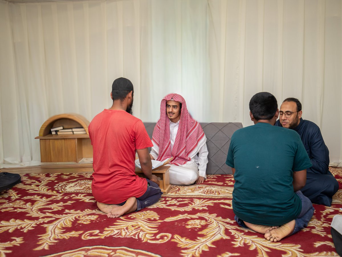 Ehsan1424's tweet photo. 🌙 مائدةٌ لغذاء الروح قبل الجسد
بينما ينتظر الصائمون أذان المغرب، هناك في #موائد_الإحسان مائدةٌ من نوعٍ آخر.. مائدةٌ تروي القلوب بنور "الفاتحة".

هنا، في برنامج تعليم الفاتحة، تُصحح التلاوات، وتُرتل الآيات، وتفيض الطمأنينة في قلوب الصائمين.

بشراكة تحفيظ بريدة @thfez1 https://t.co/hi2hHfEUKa