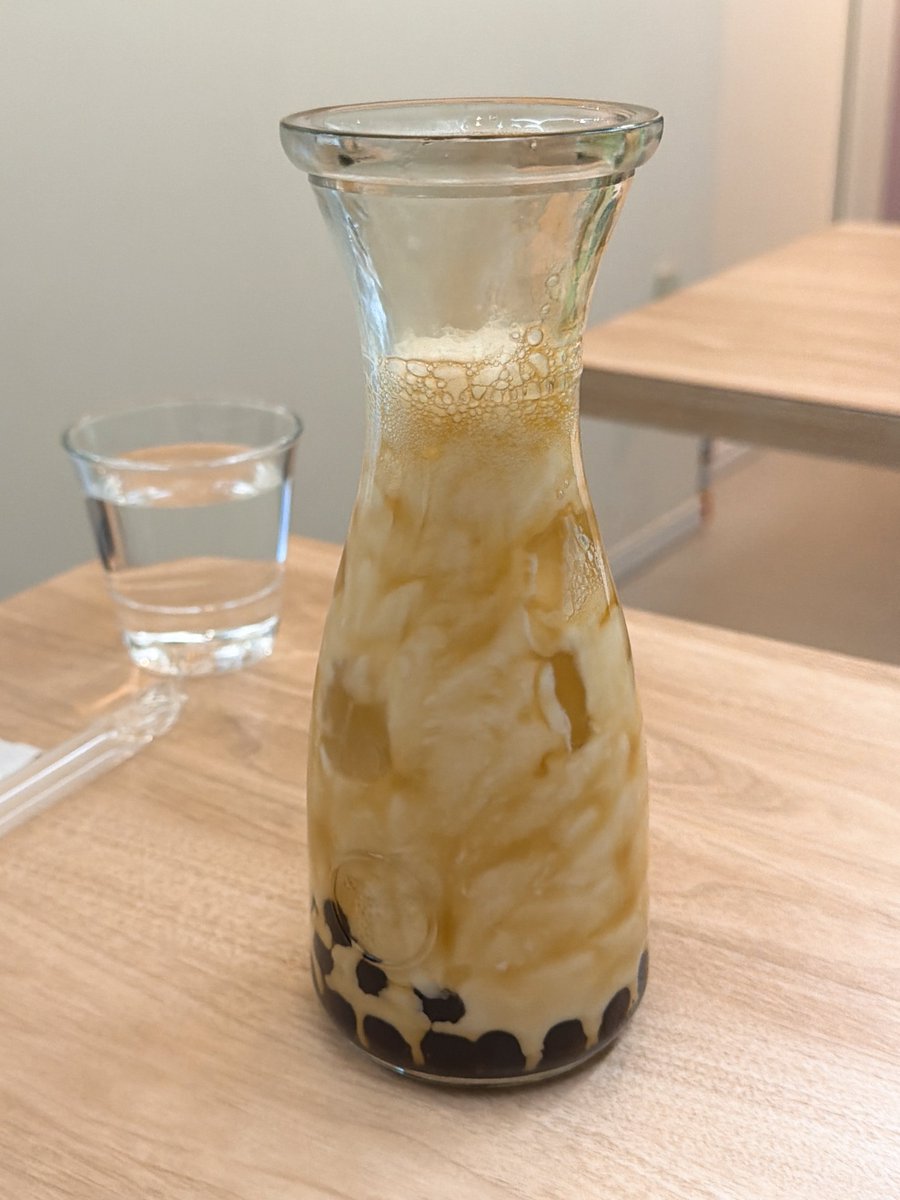 ore_ikitai's tweet photo. 何度でも言うけど、横浜中華街で絶対飲むべきなのが『Me&amp;Joe』の黒糖タピオカ烏龍ミルクティー。台湾の伝統的製法で作られててﾒﾁｬ美味しくて歴代No.1タピオカ…穴場でガチ推せる… https://t.co/nS9QSEgi7l