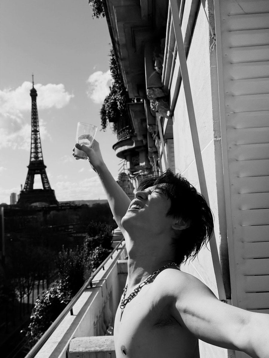 juyeon sent 20 photos from paris that's a whole photobook (thread)