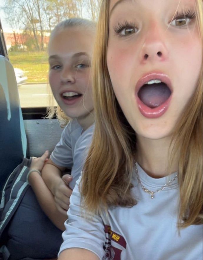 hannahorigin's tweet photo. Moments bestie never forgets😬

A thread 👇🎥 https://t.co/ujZlWIduca