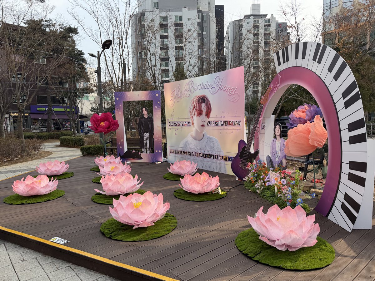 anna_ryoma's tweet photo. HYBE前のShining With SUGA Lotus Garden🪷
心温まる穏やかな空間でした。

@DataAgustD様
ありがとうございました。 https://t.co/dfIeHrWN6E