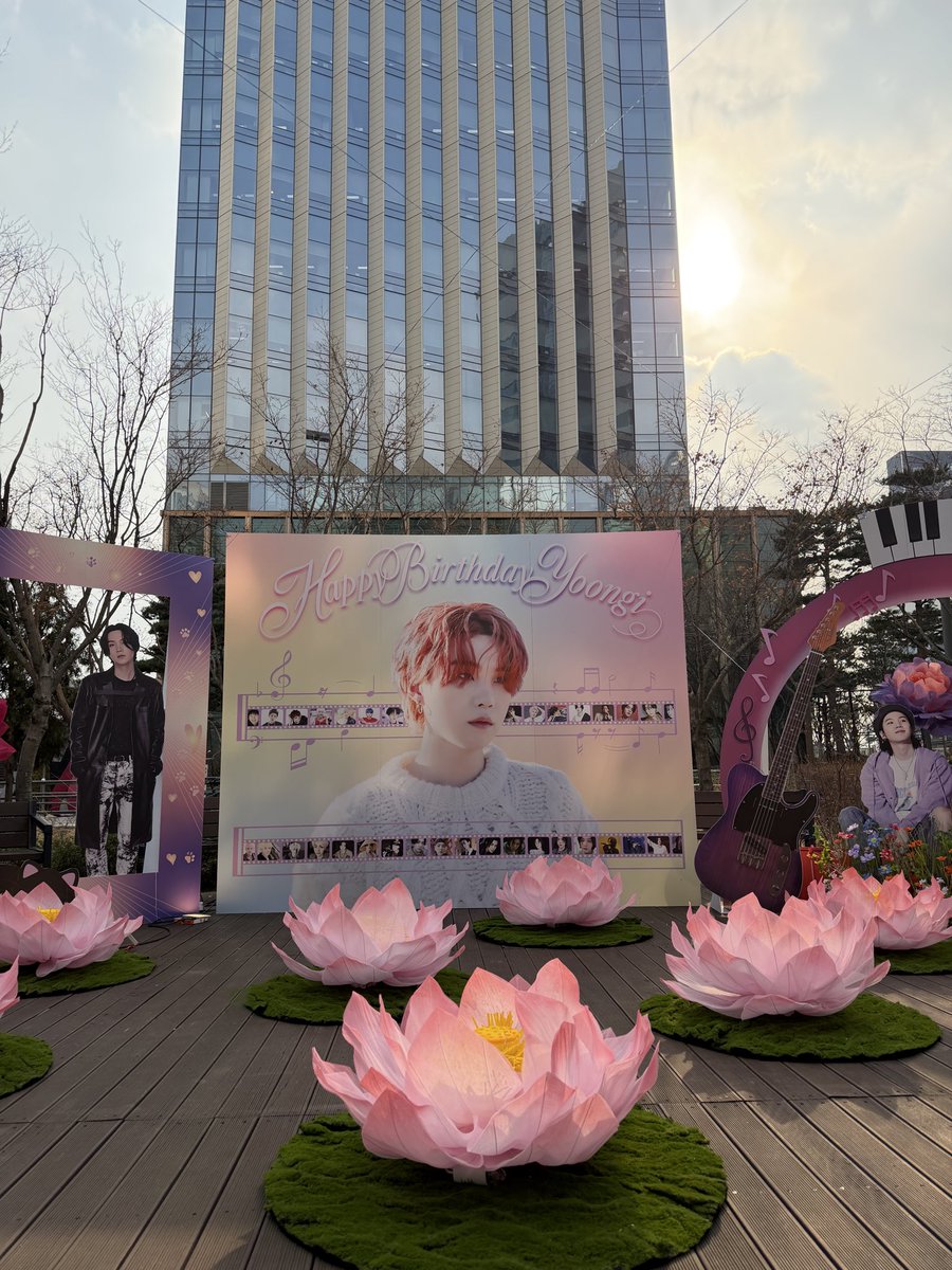 anna_ryoma's tweet photo. HYBE前のShining With SUGA Lotus Garden🪷
心温まる穏やかな空間でした。

@DataAgustD様
ありがとうございました。 https://t.co/dfIeHrWN6E