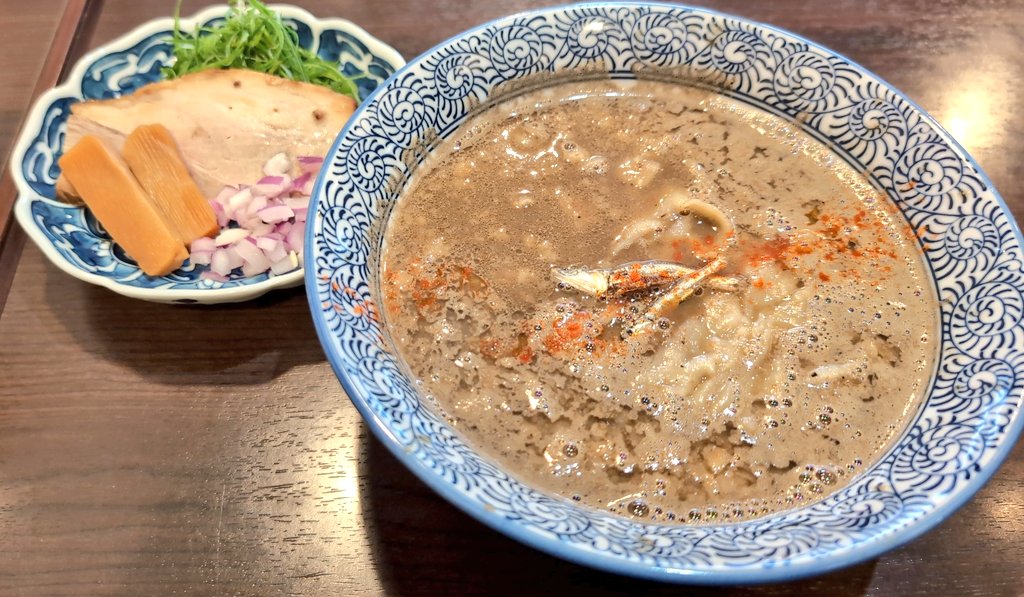 tattsuan0811's tweet photo. 九州北上（1/3）
１日目。3麺の予定が売り切れで2麺に。
よもぎを練り込んだ麺、馬骨ベーススープ😋@熊本
煮干しのすべてを味わう一杯😋スープ飲むと煮干し粉が喉に張り付いてムセる@福岡
どちらもうまかった。 https://t.co/vvp3xIvSd2