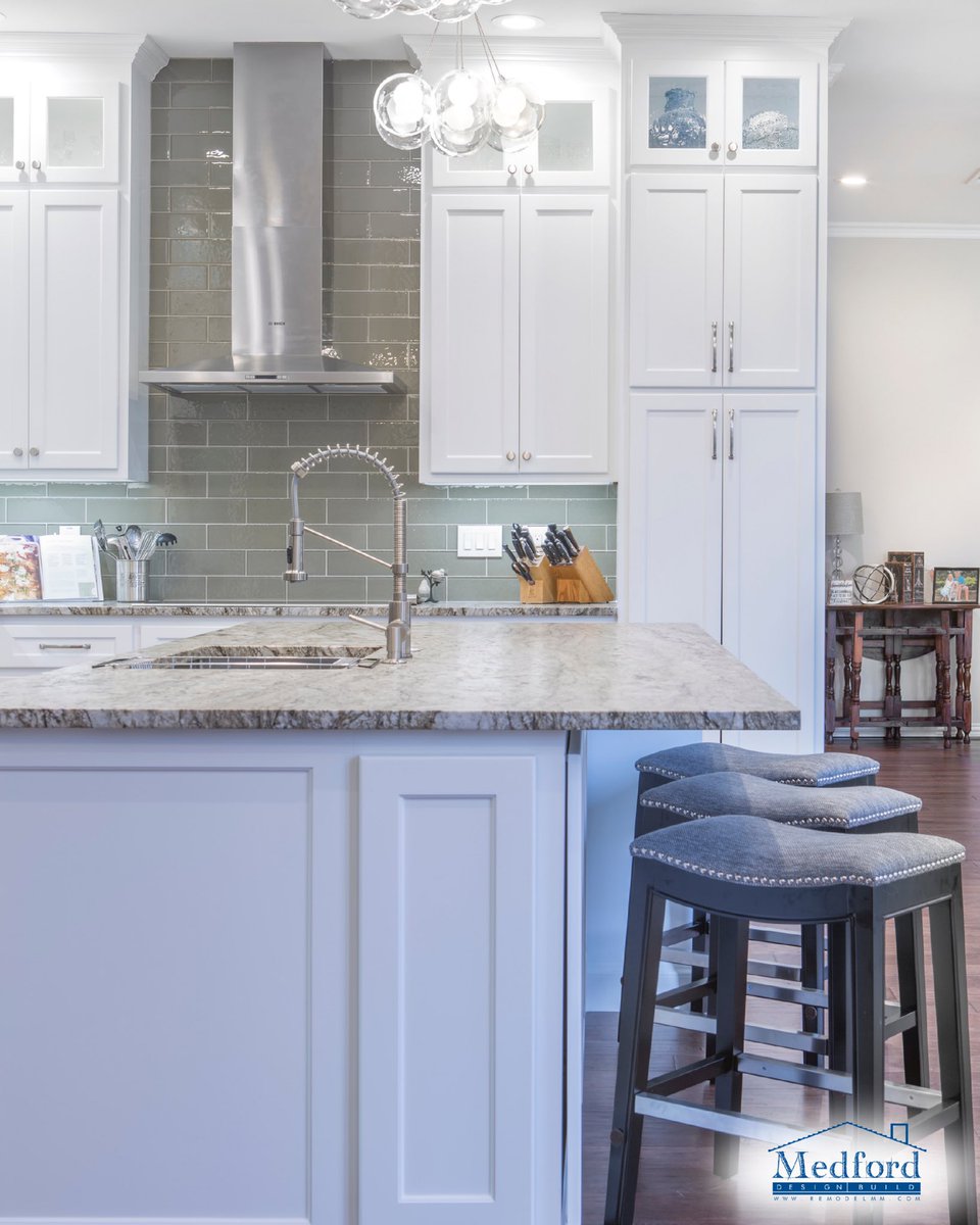 Medford_DB's tweet image. A spot for everyone in the family… including the dog!🐾 

This built-in feeding station keeps bowls tucked away and makes refilling water simple with its own pot filler! 

#KitchenRemodel #CustomRemodeling #SouthlakeRemodeling