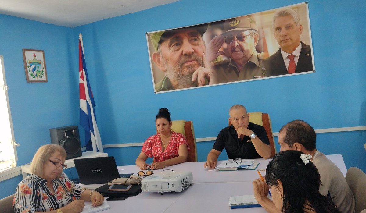 Las_Tunas_ONEI's tweet photo. Cuadros y especialistas de la #ONEILasTunas en Reunión de Puntualización semanal. 
#VamosPorMás https://t.co/1hm3CarR4W