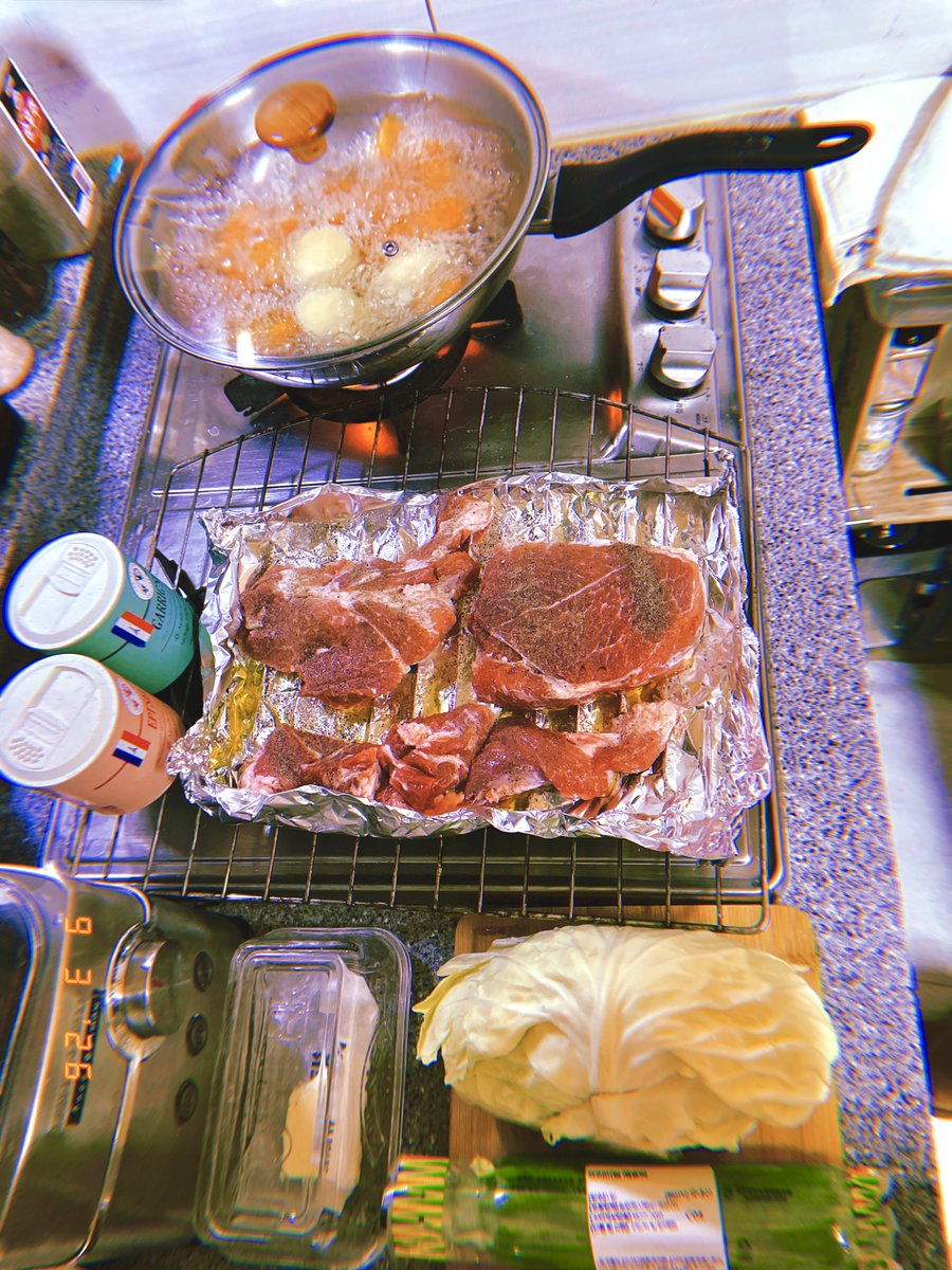 DrewVanilla_'s tweet photo. 5cm 두께로 잘라온 고기ㅡ오늘 써프라이즈 선물 받은 소금계 에르메쓰 촵촵 뿌려서ㅡ구웠다. 오븐이. 감자+당근 한 시간 삶다가 양배추 반 통 갈라서 익히고. Dinner w 늦게 도착한 보이들. 저녁 요리 전 르방이 덜어서 사워도우 반죽하고 (르방)얘도 밥 주고. #Dark2 #Sn8Mar2026 https://t.co/b24mHIvxZN