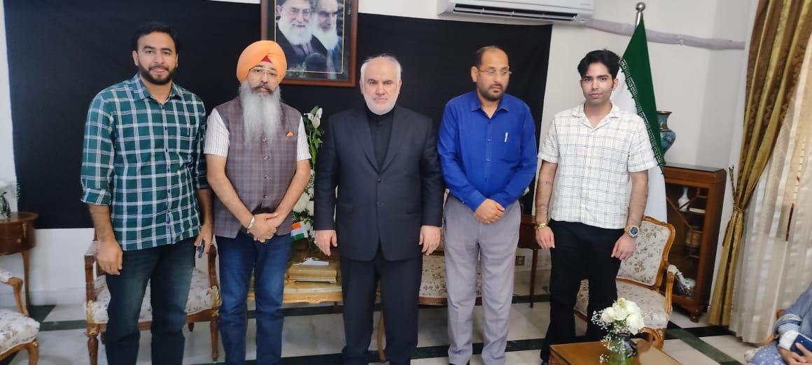 انسانیت کی بنیاد پر ایرانی سفارت خانے میں تعزیت کا اظہار

نئی دہلی — سماجی کارکن گُرلاد سنگھ کہلون، جو گرو نانک سوشل مشن (انسانی خدمت کے لیے کام کرنے والی ایک غیر سرکاری تنظیم) کے صدر ہیں اور “کوشش” نامی تنظیم سے بھی وابستہ ہیں جو مختلف برادریوں کے درمیان امن اور ہم آہنگی کے فروغ