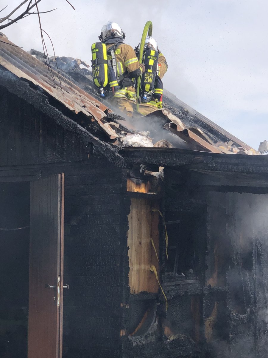 BFGraz's tweet photo. Brand einer Gartenhütte heute zu Mittag im Bezirk Puntigam. Verletzt wurde niemand. 2 C Rohre wurden vorgenommen. 5 Fahrzeuge und 18 Mann im Einsatz #Graz #BFG #Leistung #Berufsfeuerwehr #Puntigam https://t.co/xFLw8x9hGI