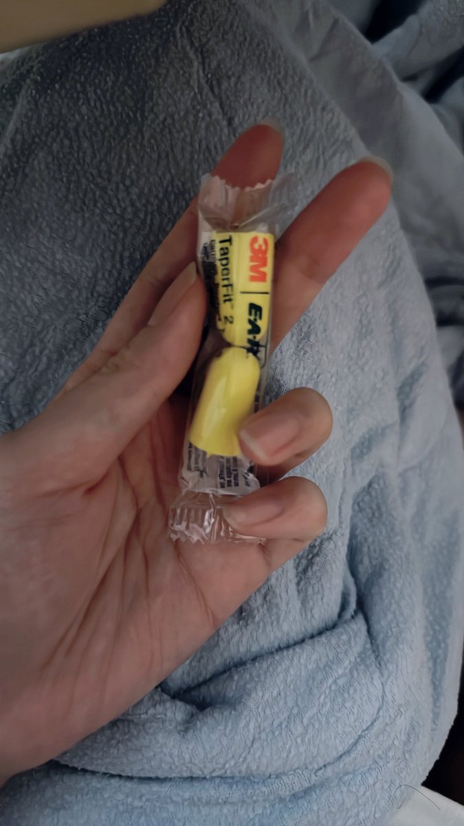 這幾天晚上病房其他病人睡覺都像在開法拉利一樣
我跟弟弟雖然沒有任何表示
但護理師小姐還是人很好的送了我們兩個耳塞 https://t.co/cUkIePIc9X