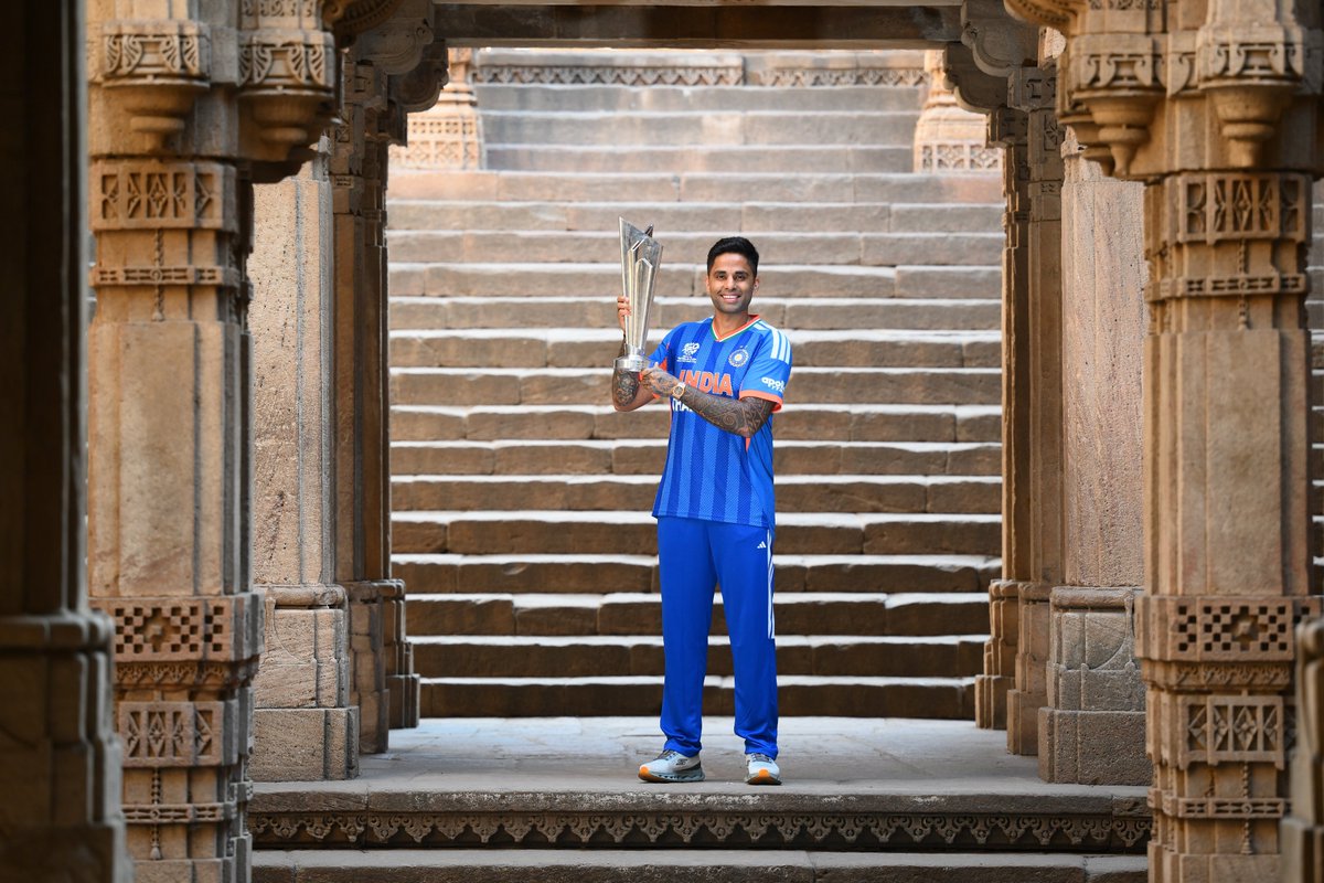 Priyeshwrites's tweet image. CLASS 

Indian Skipper Suryakumar Yadav posting with the WT20 trophy. The Indian team dominance in this format is unreal. 

#T20WorldCupFinal | #INDvsENG