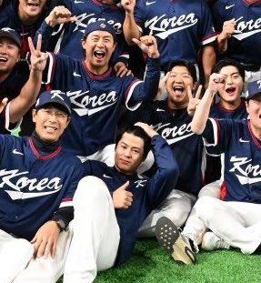 Yachinnoum's tweet photo. 남들 다 신났는데 노시환 혼자 멋있는척 미치겠네 https://t.co/EjhedVQv3S