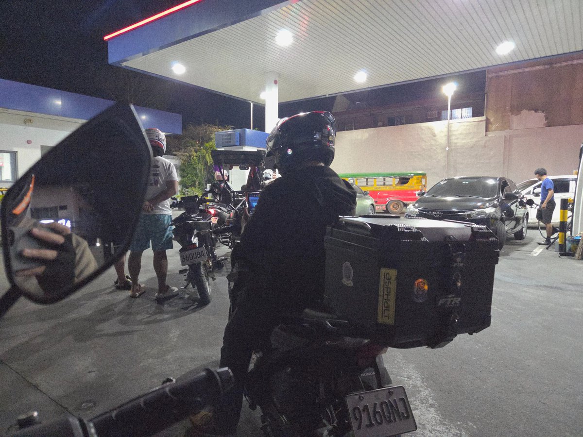 radkny's tweet photo. Na para bang libre ang gasolina sa haba ng mga pila https://t.co/bffKVwKhqp