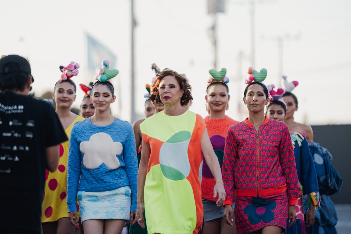 Gore_Tarapaca's tweet photo. #ModaSustentable 👗🩱🪡
El Gobernador de #Tarapacá, José Miguel Carvajal, participó en una nueva edición del ✨Runway Fashion Design, RFD✨; evento que pone en valor la moda sostenible y economía circular y que tuvo como escenario central la plaza de #Pica.
Los consejeros regionales Lorena Ramírez, Hugo Estica, Mauricio Schmidt y Lucero Callpa, fueron parte de esta tercera versión al igual que la diseñadora de modas, Agatha Ruiz de la Prada, quien tuvo la misión de evaluar el paso de 5 colecciones. 👏
#GobernandoDesdeLosTerritorios #Iquique #AltoHospicio #PozoAlmonte #Pica #Huara #Camiña #Colchane