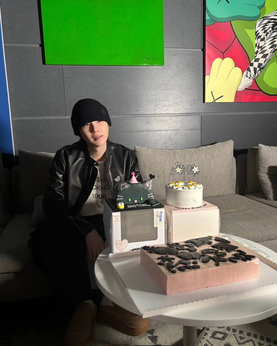 btschartsxdaily's tweet photo. #SUGA via Instagram Post 💜

https://t.co/NmC8BkJGjW
#HAPPYSUGADAY https://t.co/3EPKFi4gWj