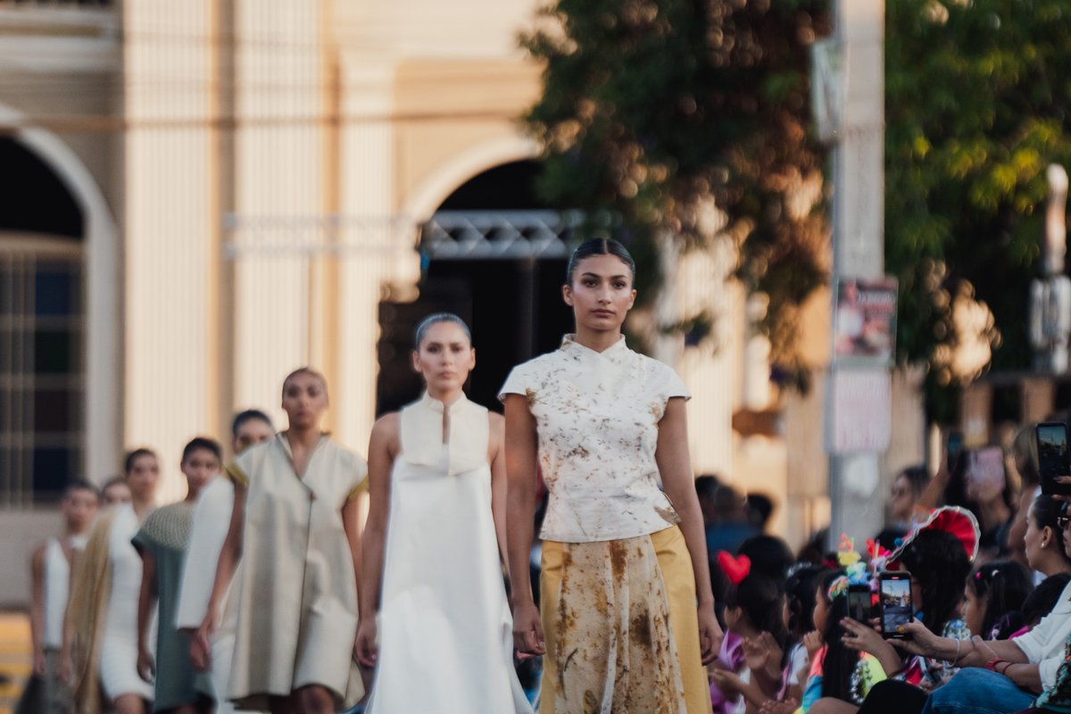 Gore_Tarapaca's tweet photo. #ModaSustentable 👗🩱🪡
El Gobernador de #Tarapacá, José Miguel Carvajal, participó en una nueva edición del ✨Runway Fashion Design, RFD✨; evento que pone en valor la moda sostenible y economía circular y que tuvo como escenario central la plaza de #Pica.
Los consejeros regionales Lorena Ramírez, Hugo Estica, Mauricio Schmidt y Lucero Callpa, fueron parte de esta tercera versión al igual que la diseñadora de modas, Agatha Ruiz de la Prada, quien tuvo la misión de evaluar el paso de 5 colecciones. 👏
#GobernandoDesdeLosTerritorios #Iquique #AltoHospicio #PozoAlmonte #Pica #Huara #Camiña #Colchane