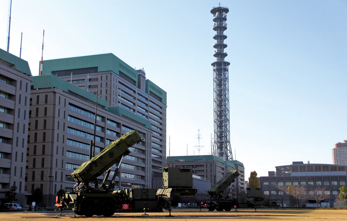 おかじというか陸軍の場合、有事において駐屯地は最低限の維持要員（教育隊とかも含む）を残して出払うんや。 おかじ／陸軍が戦うべき場所はそこでは ...