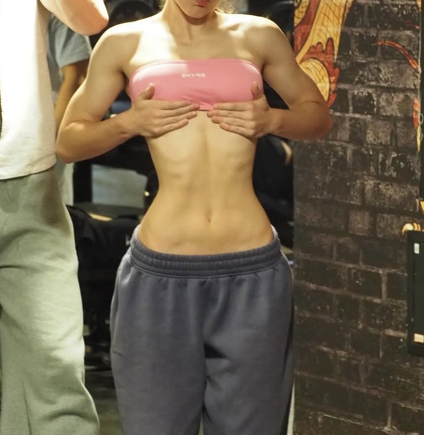 _stariacals_'s tweet photo. this is my absolute dream build i wanna be so tiny with just enough muscle to tell i workout https://t.co/YwaBzb5XcL