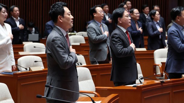 ShineShadowNews's tweet photo. 🚨🇺🇲🇰🇷 Korea's Conservative Party Betrayal: PPP Lawmakers Against Yoon’s Return

In a devastating show of WEAKNESS, all 107 People Power Party lawmakers—including Jang Dong-hyeok—signed a declaration opposing President Yoon Suk-yeol’s return, rejecting the grassroots “Yoon Again” movement and alarming conservatives across South Korea.

Let's have a look:

🔻 ALL 107 PPP LAWMAKERS DECLARE: “NO RETURN FOR YOON”

In a dramatic political moment shaking South Korea’s conservative movement, all 107 lawmakers of the People Power Party (PPP)—INCLUDING party leader Jang Dong-hyeok—have unanimously issued a formal declaration OPPOSING any effort to bring President Yoon Suk-yeol back into politics.

The resolution states the party 

“clearly opposes all claims calling for the political return of former President Yoon.” 

What began as the grassroots “Yoon Again” movement has now collided with a wall of resistance from the VERY party that once RODE that wave to power.

🔻 THE PARTY THAT ROSE WITH YOON NOW DISTANCES ITSELF

Reports from multiple Korean outlets say the declaration was signed collectively by every PPP lawmaker in the National Assembly. 

The move is widely seen as an attempt by party leadership to distance the party from Yoon’s legacy amid rising political pressure and upcoming national elections.

Even figures previously aligned with Yoon’s faction joined the statement—signaling a total party consensus against his political comeback.

🔻 A WARNING SIGN FOR CONSERVATIVES

For many conservatives, the moment raises a difficult question: 

How can a movement born from “Yoon Again” now reject the very leader who inspired it?

🇰🇷 South Korea’s political battlefield is shifting fast—and the conservative base needs to recognize sheep in wolf's clothing when they see it. 🇰🇷

src:
https://t.co/hpWhMS5knt
https://t.co/valRVGXi3D
https://t.co/XtYm8STg4f
