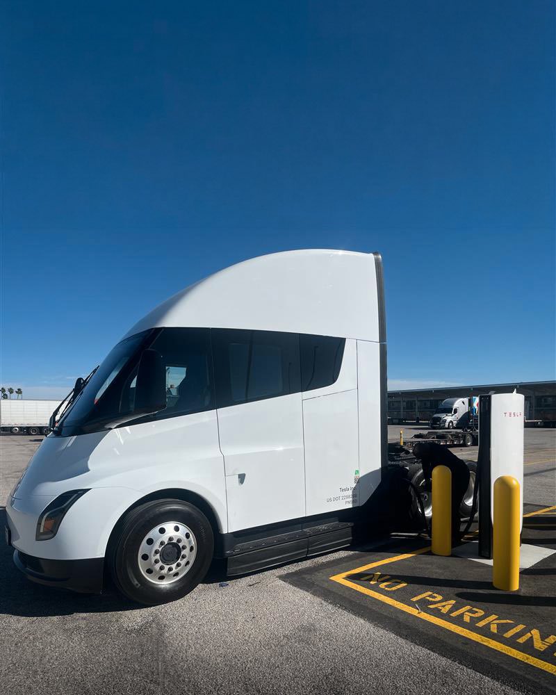 TheTeslaLife's tweet photo. #Tesla opens first public #TeslaSemi #Megacharger site in Los Angeles CA
https://t.co/uRFjJxMXXr https://t.co/64JKpDLVhe