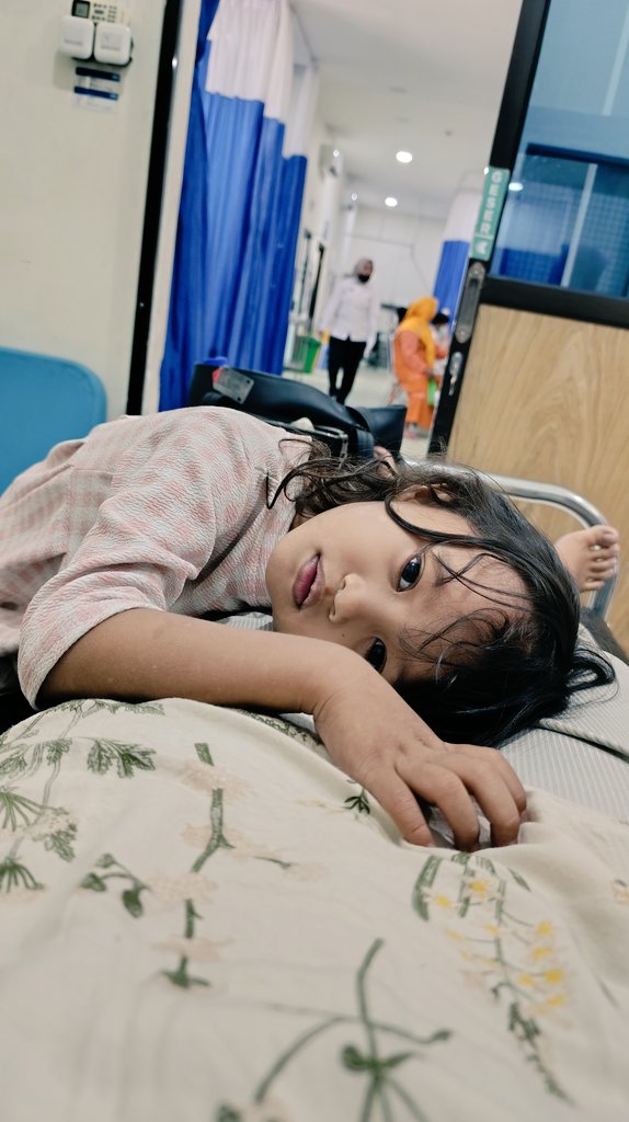 SiskaN_H's tweet photo. Nemenin bunda. Maaf dek janji dh gk lagi yaaa.. Kasian tiap saat bilang sabar ya bunda terus ciumin terus. Pegang tangan terus.. Huhuuu https://t.co/YqHozp5QP2