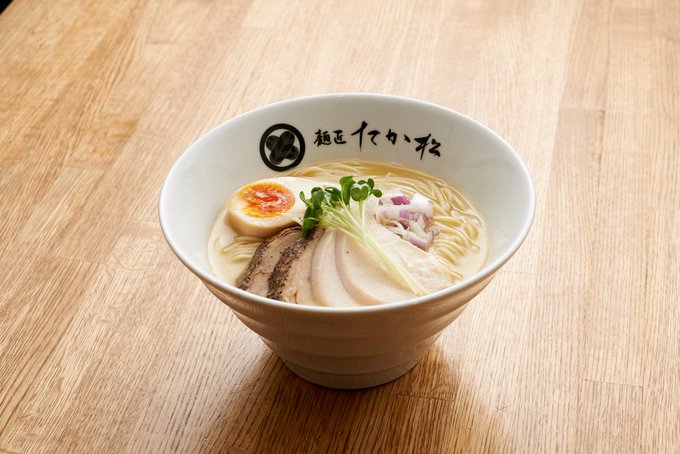 takamatu_mensho's tweet photo. ＝＝＝＝＝＝＝＝＝
『BiVi二条店』限定
＝＝＝＝＝＝＝＝＝

『濃厚鶏白湯らぁ麺』🍜🐓

鶏の旨みを凝縮した濃厚でクリーミーな一杯です✨
BiVi二条店でしか味わえない『濃厚鶏白湯らぁ麺』をぜひご賞味ください🧑‍🍳 https://t.co/7cqVEWHKyp