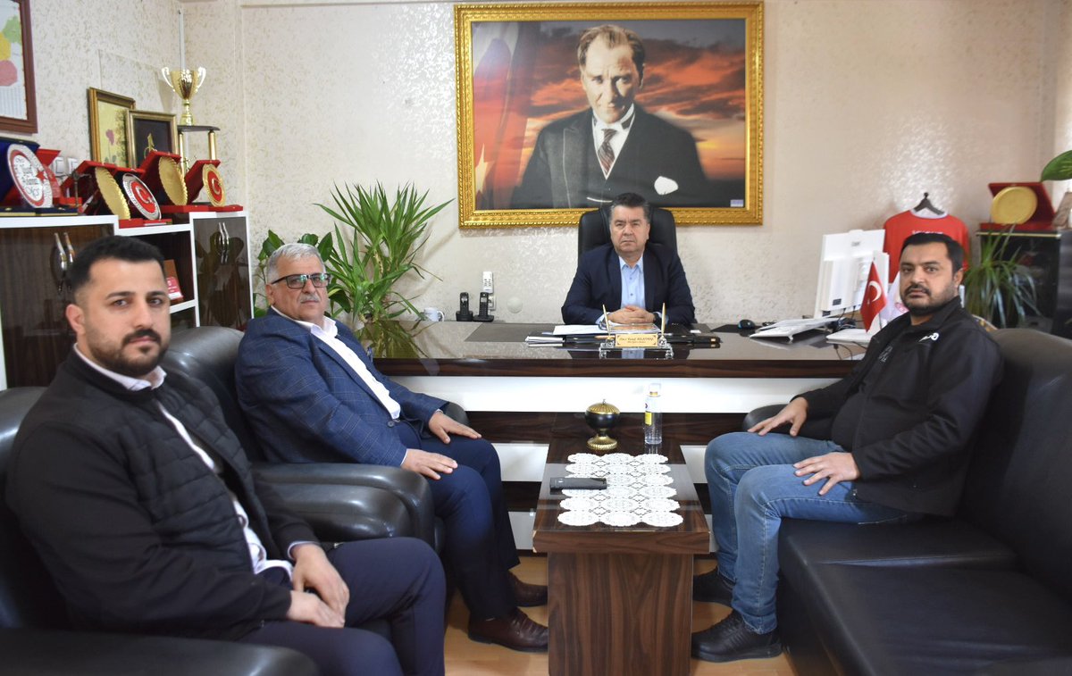 nusaybin_mem's tweet photo. Türkiye Harp Malulü Gaziler, Şehit, Dul ve Yetimler Derneği Nusaybin İlçe Başkanı
Sayın Lokman KARDAŞ ve beraberindeki heyet İlçe Milli Eğitim Müdürümüz Sayın Hacı Yusuf AVLANMAZ 'ı ziyaret ettiler.

Müdürümüz AVLANMAZ nazik ziyaretlerinden dolayı misafirlerine teşekkür etti.

@tcmeb
@Yusuf__Tekin
@Mardin_Valiligi 
@mardinilmem
 @ali_eyyupkoca
@Nsy_Kaymakamlik 
@haciavlanmaz