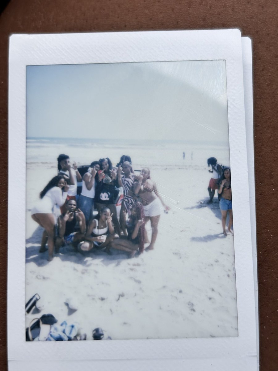 iiamk3_'s tweet photo. let’s go to beach-each let’s go get a wave😛. #seniorskipday https://t.co/uEIWQk9LoY