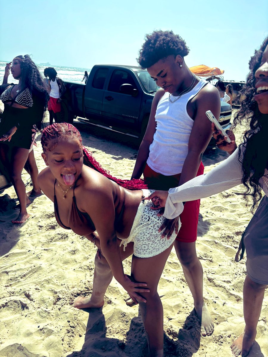 iiamk3_'s tweet photo. let’s go to beach-each let’s go get a wave😛. #seniorskipday https://t.co/uEIWQk9LoY