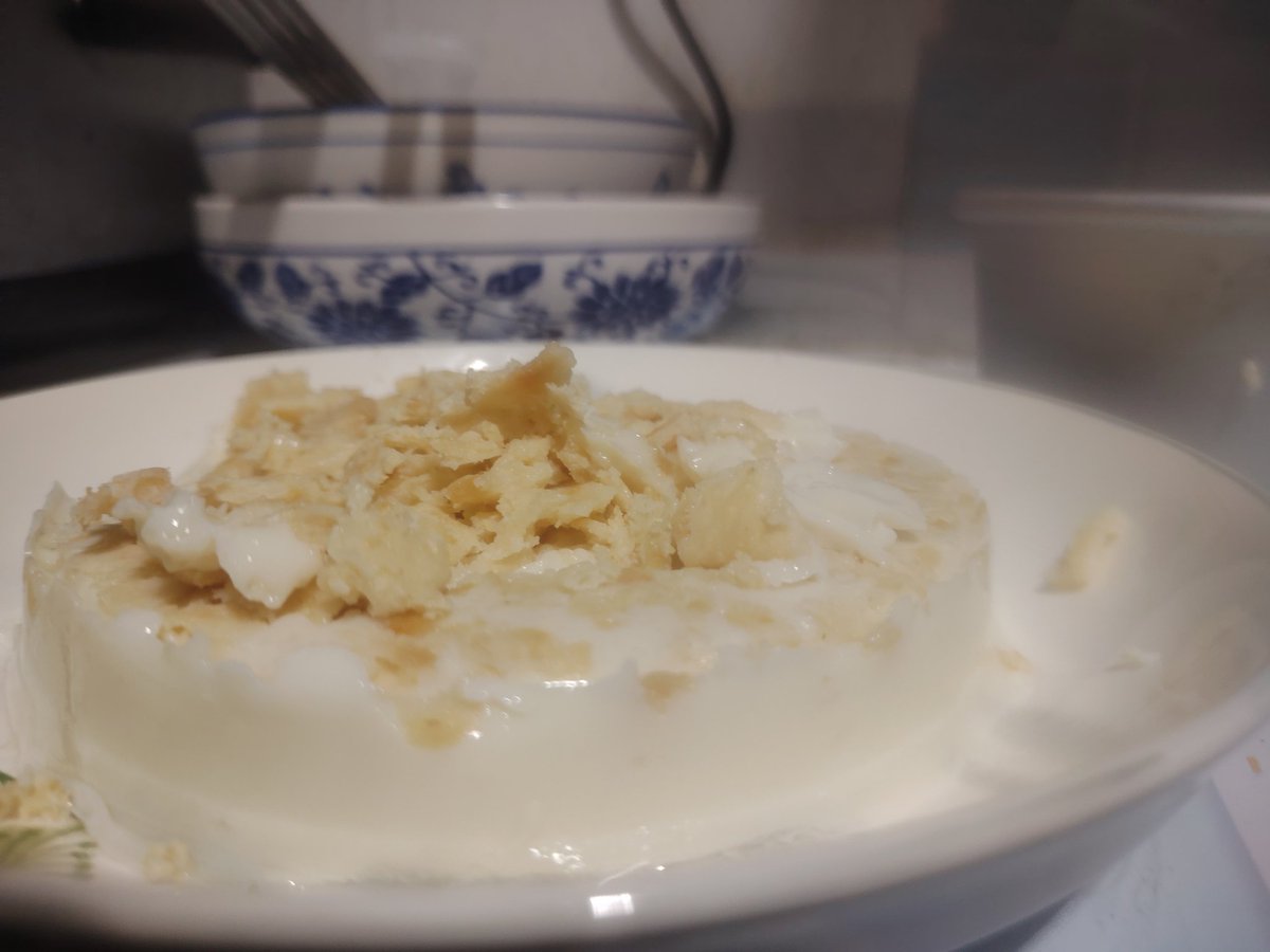 Windowspoky's tweet photo. 自己制作的火腿菠萝汉堡（加黄油的）和慕斯蛋糕，怎么样呢？ https://t.co/ZEqp9Xvj78