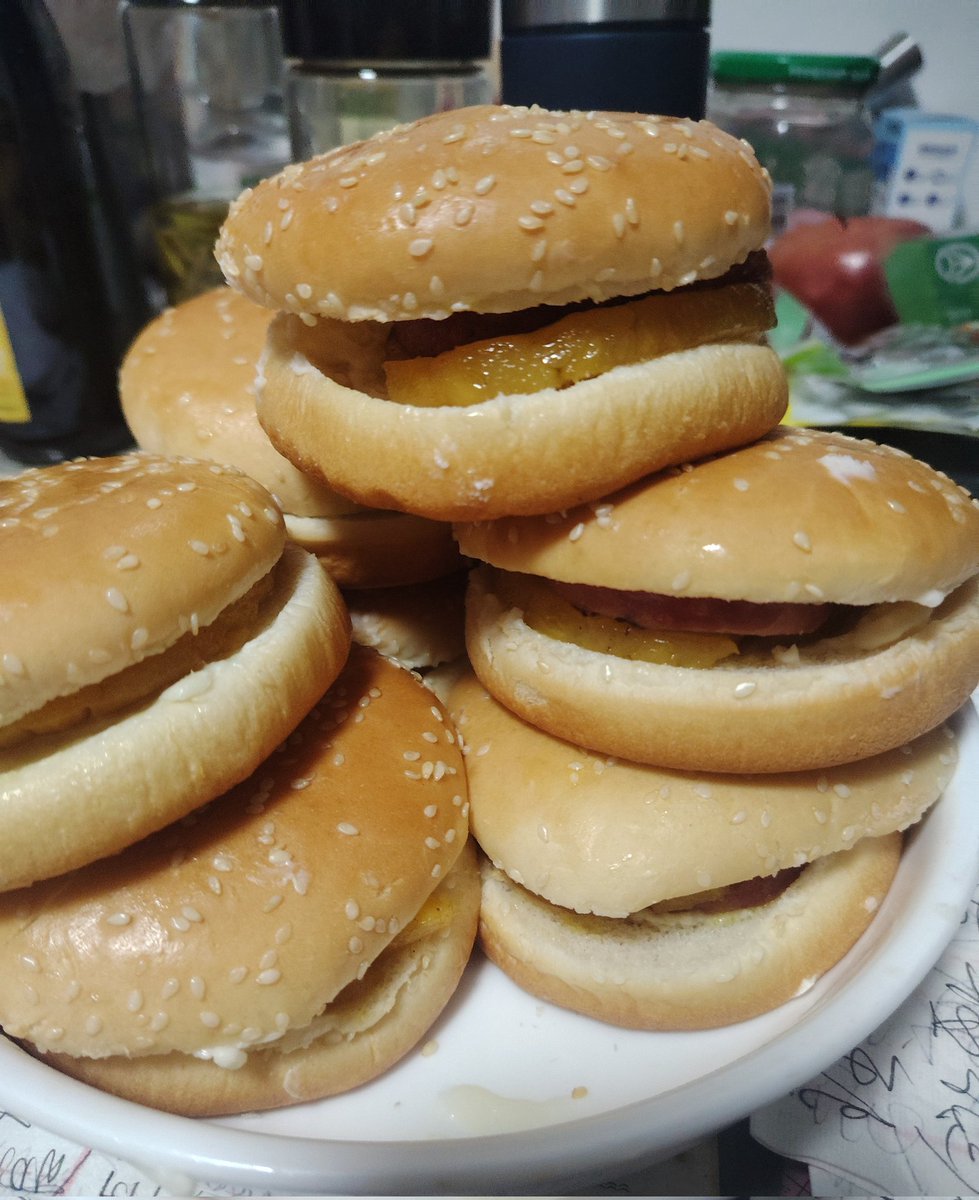 Windowspoky's tweet photo. 自己制作的火腿菠萝汉堡（加黄油的）和慕斯蛋糕，怎么样呢？ https://t.co/ZEqp9Xvj78