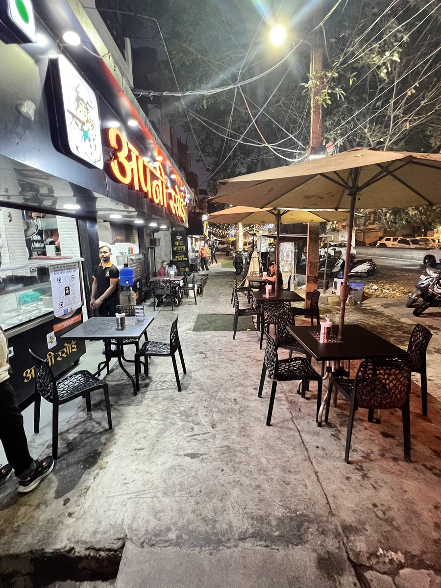 amrishchoubey's tweet photo. @dcrohinizone @dcprohinidelhi @Gupta_vijender @DelhiPolice @MCD_Delhi Visited ‘Apni Rasoi’ Rohini Sec-2—tables/chairs on public footpath blocking pedestrians! Violates Delhi HC orders: eateries can’t encroach public space; MCD/police must remove &amp; penalise. Act now! @gupta_rekha https://t.co/6sqqDQy3Ug