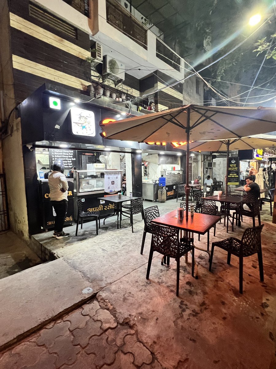 amrishchoubey's tweet photo. @dcrohinizone @dcprohinidelhi @Gupta_vijender @DelhiPolice @MCD_Delhi Visited ‘Apni Rasoi’ Rohini Sec-2—tables/chairs on public footpath blocking pedestrians! Violates Delhi HC orders: eateries can’t encroach public space; MCD/police must remove &amp; penalise. Act now! @gupta_rekha https://t.co/6sqqDQy3Ug
