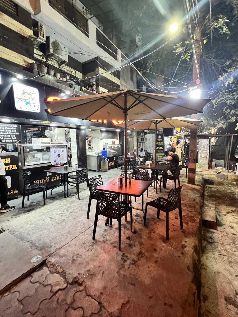 amrishchoubey's tweet photo. @dcrohinizone @dcprohinidelhi @Gupta_vijender @DelhiPolice @MCD_Delhi Visited ‘Apni Rasoi’ Rohini Sec-2—tables/chairs on public footpath blocking pedestrians! Violates Delhi HC orders: eateries can’t encroach public space; MCD/police must remove &amp; penalise. Act now! @gupta_rekha https://t.co/6sqqDQy3Ug
