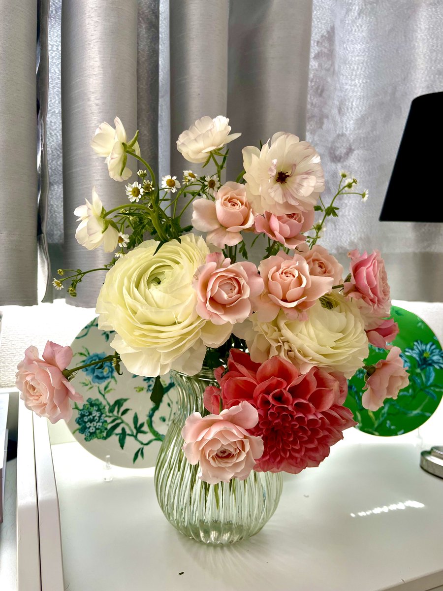 Pikake414's tweet photo. この季節になると、お花屋さんの花々が春爛漫！といった感じで、欲しい花ばかり💓
厳選して選んだけど、やっぱり春の花は格別に綺麗だわー😍 https://t.co/Un9yWeW0FY