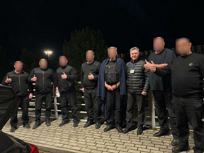 28 годин у кайданках: Україна заявляє про низку порушень під час затримання інкасаторів в Угорщині -  cripo.com.ua/news/crime/28-…