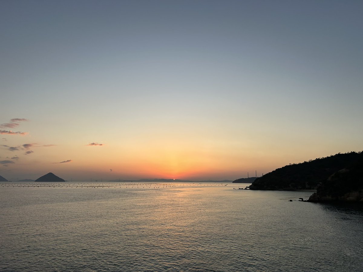 mshe_s's tweet photo. 夕焼け空を見ると、どこにいても平等に時は流れているんだなと思います。
旅先で見る夕焼けも、少し足を伸ばせば見れる夕焼けも、ふとした時に目に映る何気ない景色の夕焼けも、どれも私のGood Lifeな瞬間です🌅
#SHE_S15th #SHE_S_GoodLife https://t.co/BfHcig2rjJ