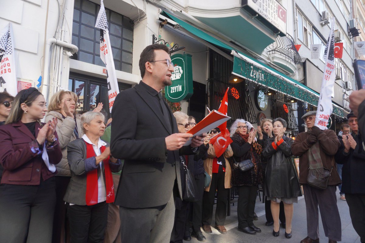 PAROLAMIZ TEKTİR VE DEĞİŞMEZ
YA İSTİKLÂL, YA ÖLÜM! isimli basın açıklamamızı Şube Başkanımız Sayın Mehmet Akar okudu.

Atatürkçü Düşünce Derneği olarak, ülkemizi yöneten ve yönetmeye talip olan tüm kurum, kuruluş ve kişileri bir kez daha uyarıyor ve görevlerini;

· Üniter Ulus