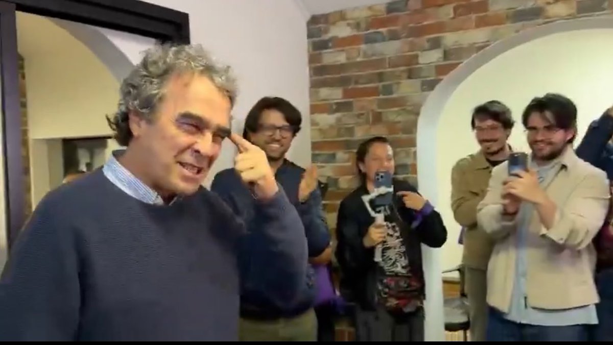 davidcancino's tweet photo. Del video de Fajardo me quedó esto para memes: el tipo haciendo gesto como si acabara de hacer la jugada maestra en política.

La soya lo tiene así. https://t.co/hfEUZ5qfR6